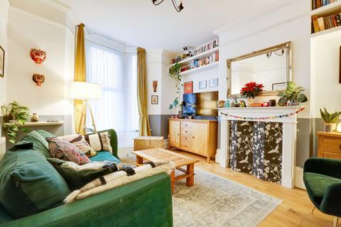 2 bedroom ground floor flat for sale, Cann Hall Road, Leytonstone, E11