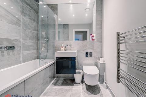 2 bedroom flat to rent, French Street, Sunbury-On-Thames TW16