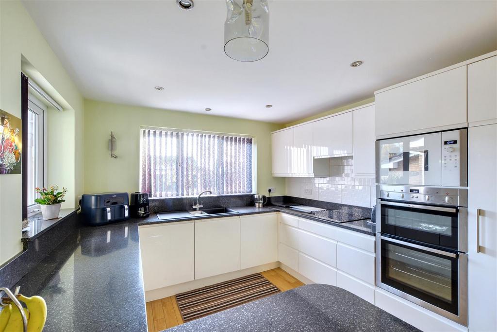 Kitchen 5.jpeg