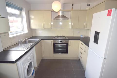 2 bedroom flat to rent, Central Road, Worcester Park, KT4 8HT