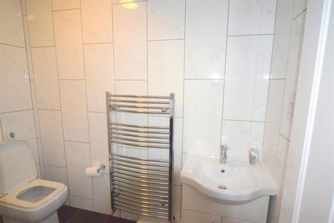 2 bedroom flat to rent, Central Road, Worcester Park, KT4 8HT