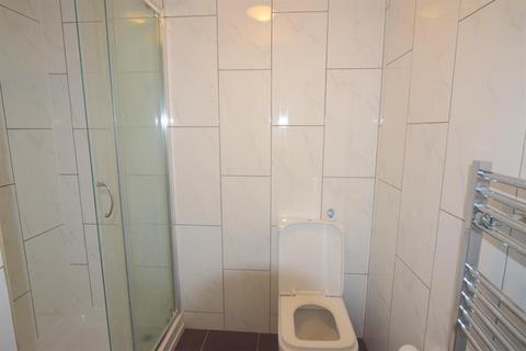2 bedroom flat to rent, Central Road, Worcester Park, KT4 8HT