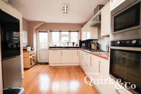 4 bedroom detached house for sale, Lakeside Path, Canvey Island, SS8