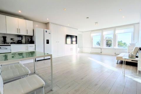 1 bedroom flat for sale, seafront Views, Worcester Court, Marine Parade West, Clacton-on-Sea