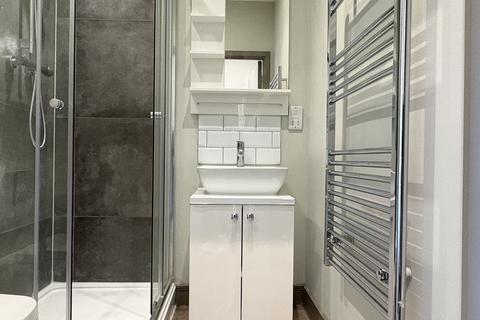 Studio to rent, Week Street