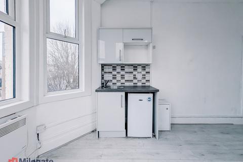 1 bedroom in a house share to rent, Palmeira Avenue, Westcliff-On-Sea SS0