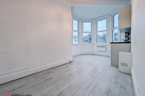 1 bedroom in a house share to rent, Palmeira Avenue, Westcliff-On-Sea SS0