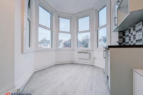 1 bedroom in a house share to rent, Palmeira Avenue, Westcliff-On-Sea SS0