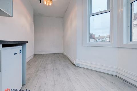 1 bedroom in a house share to rent, Palmeira Avenue, Westcliff-On-Sea SS0