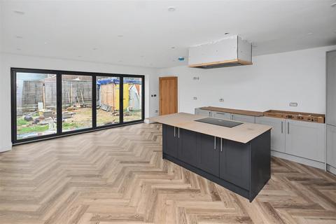 4 bedroom detached house for sale, Park Road, Canvey Island SS8