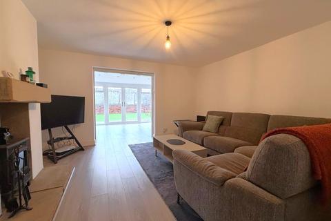 3 bedroom semi-detached house for sale, Manor Avenue South, Kidderminster, DY11