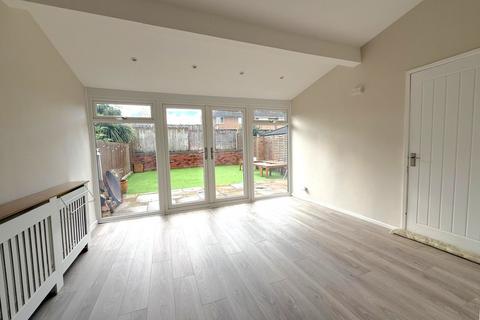 3 bedroom semi-detached house for sale, Manor Avenue South, Kidderminster, DY11