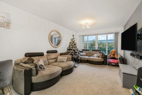 2 bedroom apartment for sale, Sundeala Close, Sunbury-on-Thames, Surrey, TW16