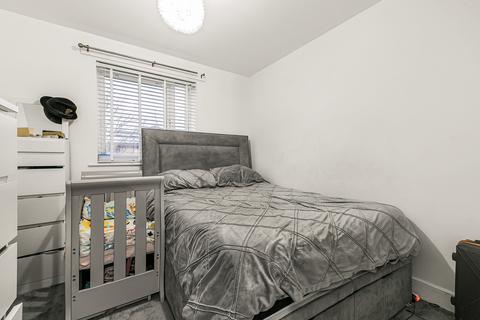 2 bedroom apartment for sale, Sundeala Close, Sunbury-on-Thames, Surrey, TW16
