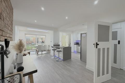 3 bedroom house for sale, Cape Road, Warwick