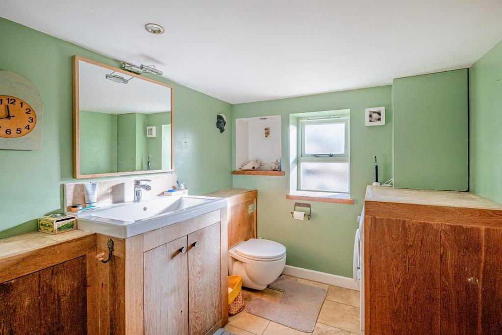 Bathroom 2.jpg