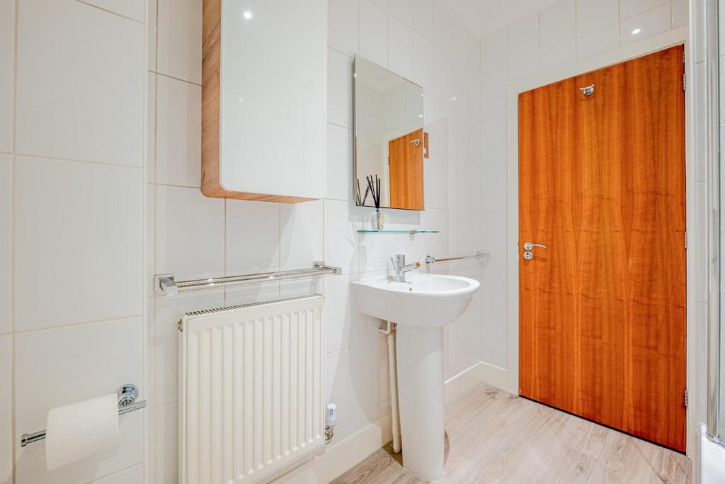 Bathroom 2.jpg