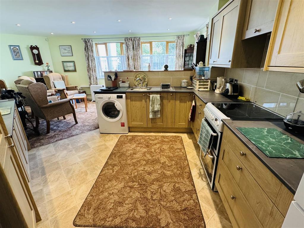 Open plan lounge/diner/kitchen: