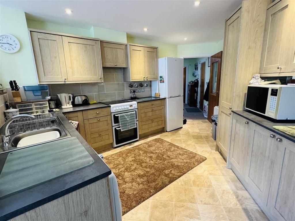 Open plan lounge/diner/kitchen:
