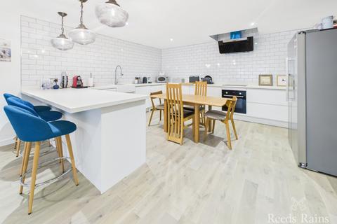 3 bedroom apartment for sale, Wessex Court, Scarborough YO11