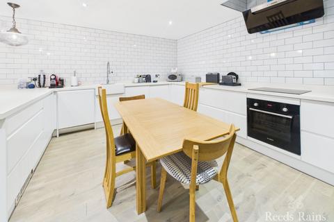 3 bedroom apartment for sale, Wessex Court, Scarborough YO11