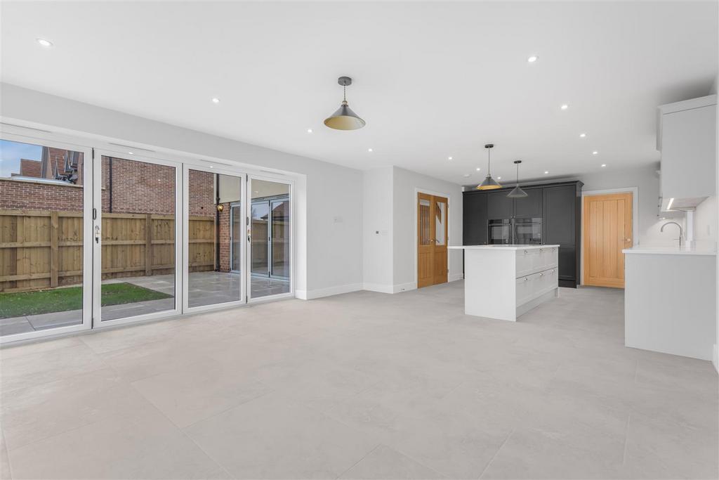 Kitchen/Breakfast/Living Area