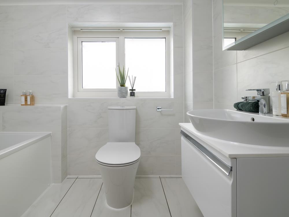 Redrow---the-harrogate---family-bathroom---59567.j