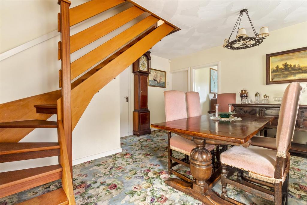 1 Midhurst Close-015.JPG