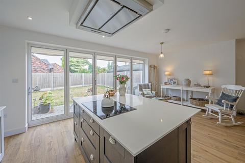 4 bedroom detached house for sale, Wolverhampton Road, Kingswinford, DY6 7HY