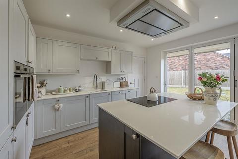 4 bedroom detached house for sale, Wolverhampton Road, Kingswinford, DY6 7HY