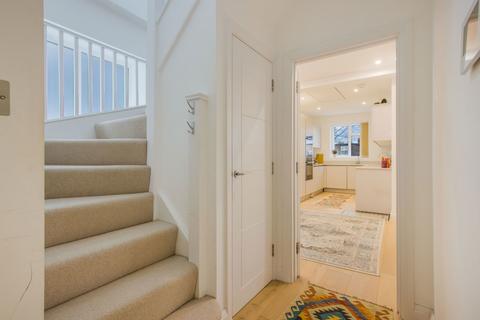 3 bedroom flat for sale, Golders Gardens, London NW11