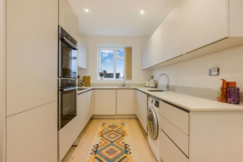 3 bedroom flat for sale, Golders Gardens, London NW11