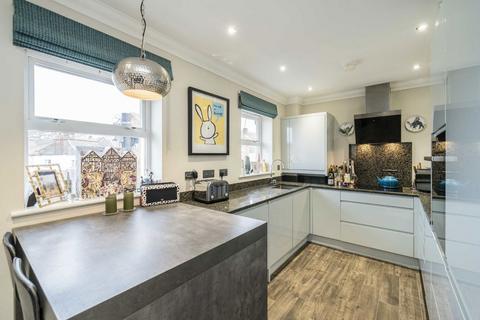2 bedroom flat for sale, Crescent Lane, London SW4