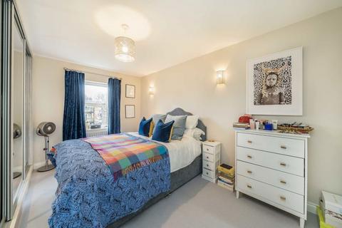 2 bedroom flat for sale, Crescent Lane, London SW4