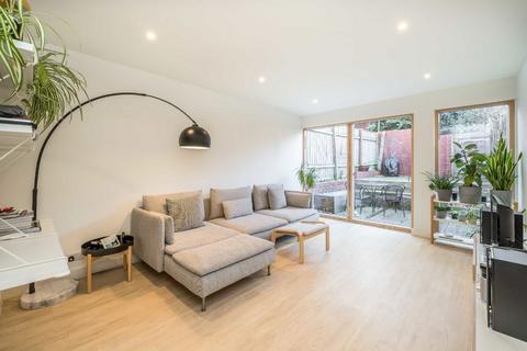 2 bedroom terraced house for sale, Haselrigge Road, London SW4