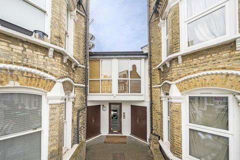 2 bedroom flat for sale, Tregothnan Road, London SW9