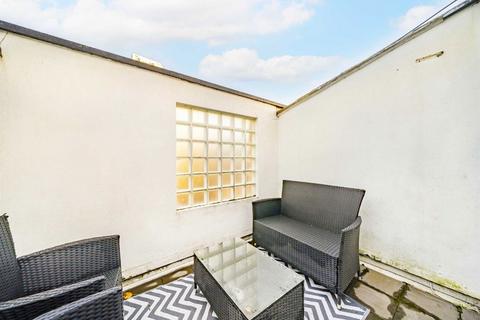 2 bedroom flat for sale, Tregothnan Road, London SW9