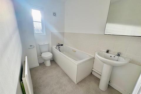 2 bedroom flat for sale, Queens Walk, Peterborough