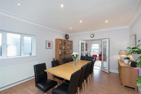 5 bedroom detached house for sale, Southfield Drive, Leeds LS17