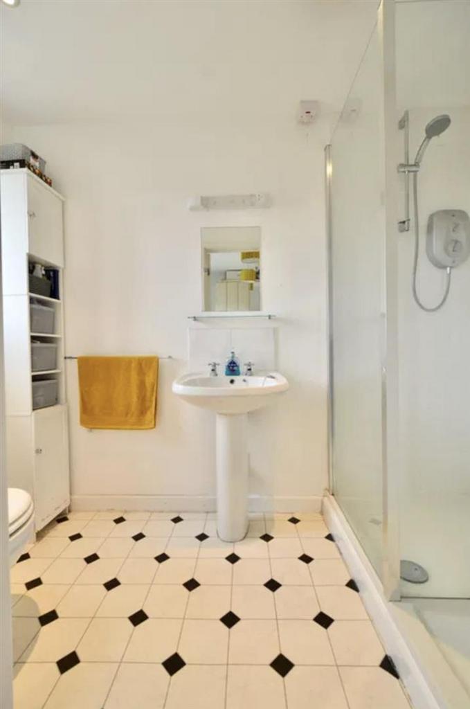 Station Rd - En-suite .png