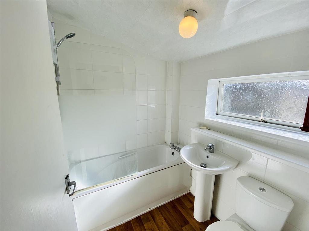 32oxclose bathroom.jpg