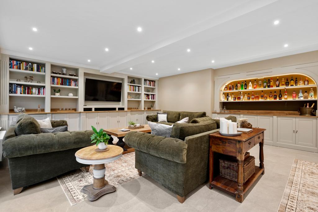 Living Area/Dining