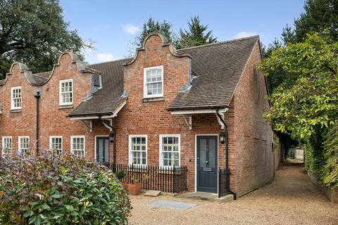 3 bedroom end of terrace house for sale, Forge Lane, Richmond, TW10