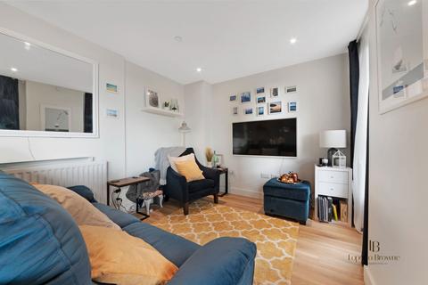 2 bedroom flat for sale, Lysander House, NW10