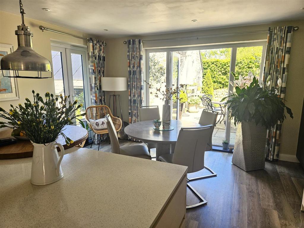 Dining Area.jpg