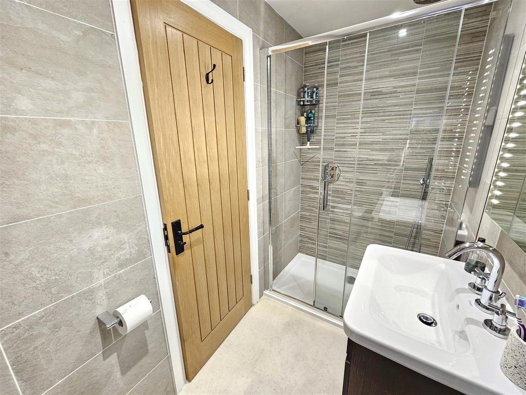 En Suite Shower.jpg