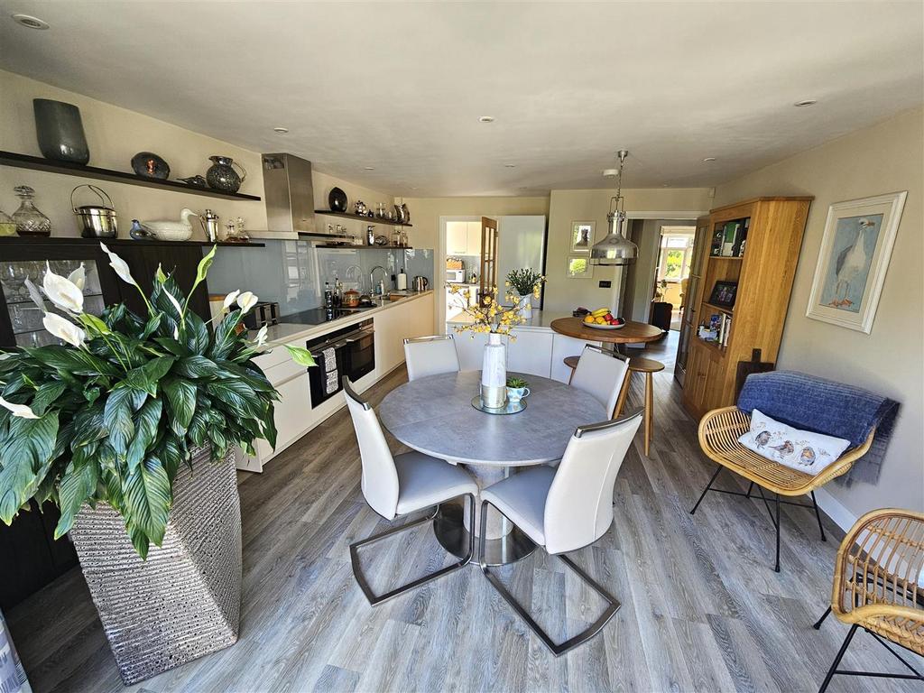 Kitchen Dining.jpg