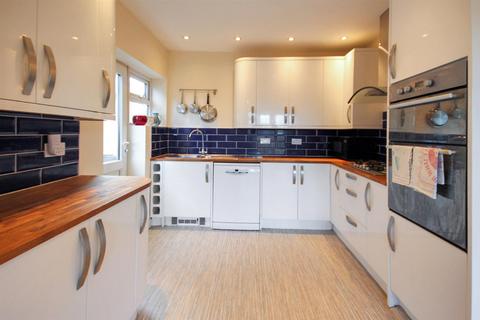 4 bedroom semi-detached bungalow to rent, Ladies Mile Road, Brighton