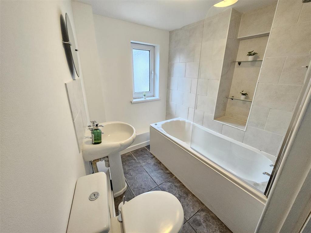 Bathroom (2).jpg