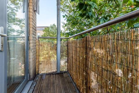 2 bedroom flat to rent, Battersea Park Road, London, SW11